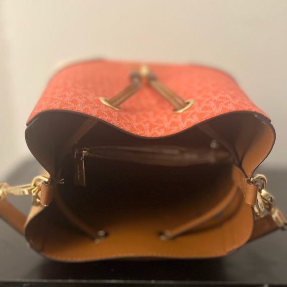 Woman Michael Kors bucket bag - Picture 2 of 5